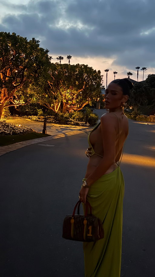 look good smell good!! 🌴products listed!!
@cyklarofficial new vanilla verve shimmer body oil
@koparibeauty spf highlighter 
@theouai Santorini body mist
@chanel.beauty eau tendre perfume 
@pradabeauty blush
@makeupbymario lip liner shade almond 
@rarebeauty highlight shade mesmerize 
@gisou lip oil pineapple