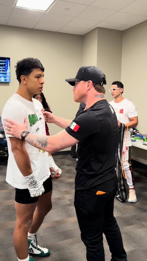 When the King gives you the blueprint. 👑🇲🇽

@canelo sharing some final words of wisdom with @jaimemunguiaoficial before he steps into the co-main event.

#BenavidezZurdo: Order NOW on PPV (🔗 IN BIO)