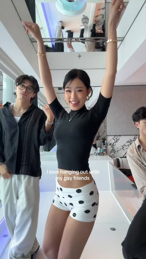 This video hit 2.5M on TikTok 😂
@wintrskyes @mack_mah 
.
.
#gay #lgbt #pridemonth #explore #funny
