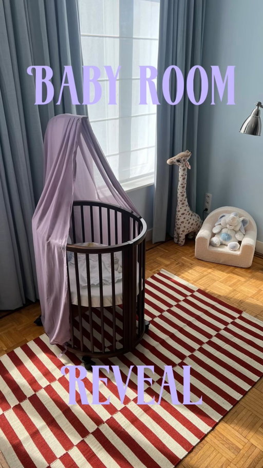 @stokkebaby reclame Baby room reveal! 🤍 we wanted something fun & colourful, yet light & fresh, starting off with the perfect baby blue colour that this room was already covered in when we bought the place. 

I absolutely love the combo with the warm wood and (finishing touch!) the lavender cot canopy of our cute @stokkebaby Sleepi bed! the round shape works so well in this square room & with the fun striped rug too 🫶

in terms of extra decoration: as we live near the zoo, little giraffes and elephants felt very much appropriate! 🐘 we kept it quite minimalist with other furniture & stuff, as the toy collection will probably grow crazy over the years anyway 😅 

last tiny things on the to do list to finalize the nursery:
- hang the artworks & a little coat rack
- add a nursing chair
- birth baby 🤪