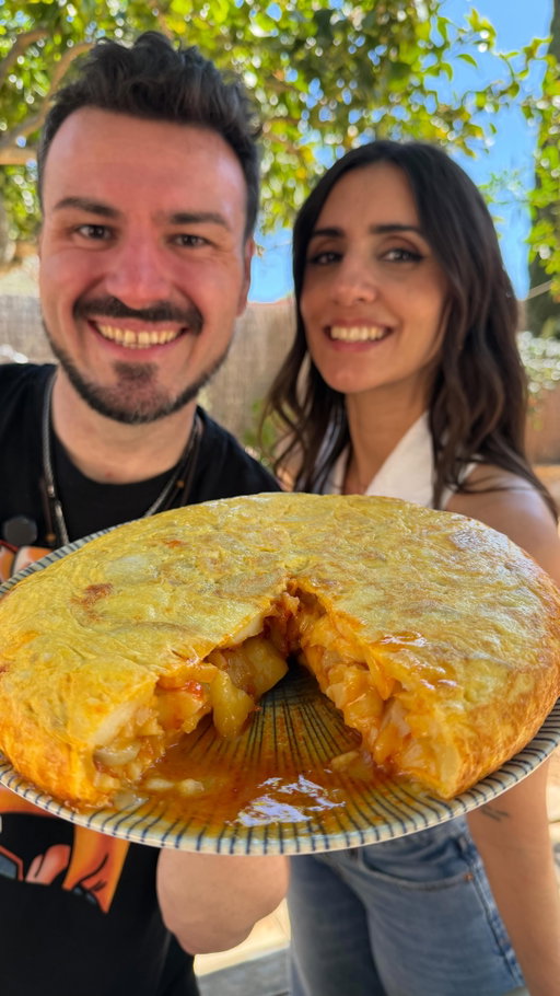 Estamos en casa de @margabermudez_  y nos hemos marcado esta maravilla: tortilla de sobrasada y queso de Mahón 🧀✨ ¿quién se apunta?
.
#tortilladepatatas #tortillasespañolas #tortilla #mallorca #sobrasada