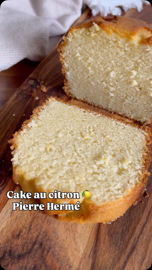 🍋Le cake au citron de Pierre Hermé 

Est ce que tu as déjà testé cette recette ? 

La recette pour un moule de 21 x 11 cm 

- 200g de sucre ( j’ai mis 190g 🤭)
- Zeste de 2 citron 
- 3 œufs 
- Jus de 1 citron 
- 95g de crème liquide 30 %
- 65g de beurre fondu refroidi 
- 190g de farine 
- 1 CAC de levure chimique 

La cuisson : 
- 55 min à 165 degrés 

Le sirop : 
- 75g d’eau 
- 35g de sucre 
Tu fais chauffer dans une casserole pour faire fondre le sucre et hors du feu tu ajoutes le jus d’ 1/2 citron 

J’ai versé les 3/4 du sirop sur le cake à la sortie du four.

Il faut laisser refroidir le cake au moins 2 à 3h minimum avant de le démouler pour permettre au sirop de bien humidifier le cake. 

Enjoy 😎

#lemoncake#recipe#cake#recettefacile#pastrychef