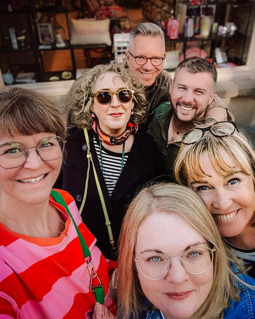 Sechs Köpfe, fünf Foodblogs, ein Selfie. Das sind wir – die Runde, die euch regelmäßig zusammen mit Rezepten versorgt 🙌🏻 Lasst uns gerne ganz viel Liebe da! ♥️

👉🏻 @diejungskochenundbacken – Sascha und Torsten kochen, backen und mixen seit 2012, gerne mit Fokus auf die Familienklassiker von Oma Lore.
👉🏻 @skueche – Simone reist und kocht sich quer durch die Welt, von Skandinavien bis Levante, mit Liebe fürs Saisonale von Bärlauch bis Spargel.
👉🏻 @zimtkeksundapfeltarte – Andrea ist unsere Backexpertin mit Faible für Cheesecakes, Apfelkuchen und für Alles, was nach Zimt duftet.
👉🏻 @waseigenes – Bine bloggt seit 2007, vor allem einfache und alltagstaugliche Familien-Rezepte, DIY und das Leben dazwischen.
👉🏻 @moeyskitchen – Maja teilt schnelle Feierabendküche mit dem gewissen Extra und ganz viel Liebe für amerikanisches Gebäck.

❣️Und ab Montag wird's sauer und süß: Unsere gemeinsame Rhabarber-Woche startet – bleibt unbedingt dran! 🫶

STAYTUNED
RHABARBER REZEPTE
RHUBARB LOVER
FOODIES
