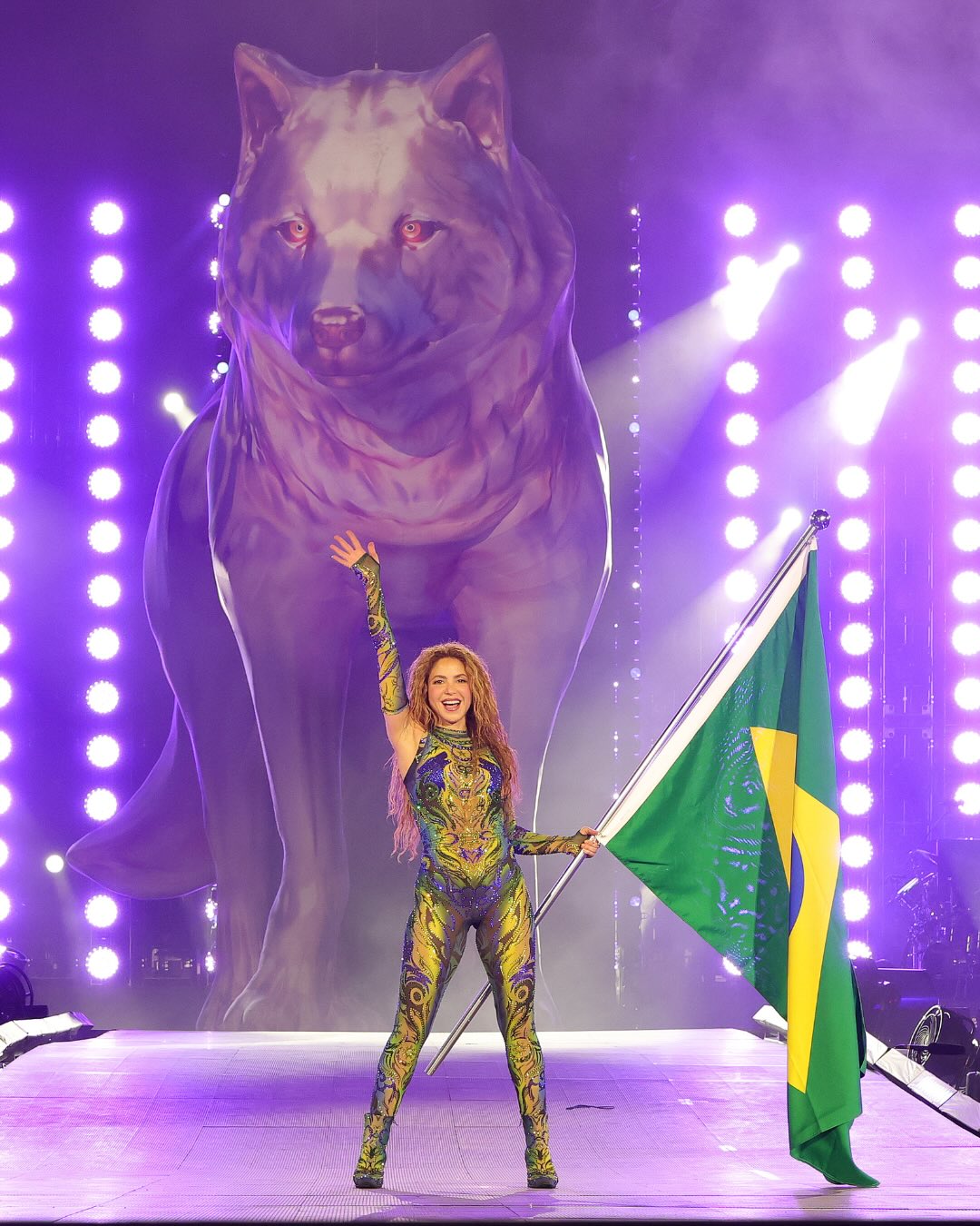 Shakira’s free show on Rio de Janeiro’s Copacabana Beach was one for the books 🔥

Over 2 million fans pulled up for her free show on May 2, officially the biggest performance of her career. She performed hits including “Hips Don’t Lie,” “Antologia” and the 2010 World Cup song “Waka Waka,” and welcomed Brazilian stars Anitta, Caetano Veloso, Maria Bethania and Ivete Sangalo on stage for duets.

(📸: Getty)