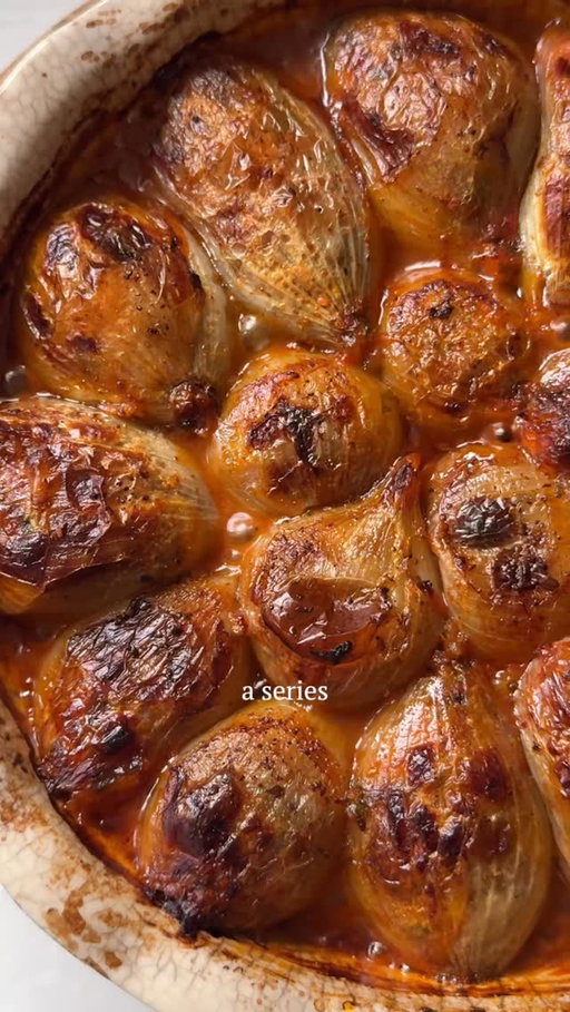 MELİZ’S HELLİMLİ YALANCI SOĞAN DOLMASI
4-6 kişilik

5 büyük soğan
50gr taze maydanoz
3 yemek kaşığı zeytinyağı
1 çay kaşığı deniz tuzu
2 yemek kaşığı tatlı biber salçası
3 yemek kaşığı domates püresi
200 gr baldo / beyaz sütlaçlık pirinç, yıkanmış ve süzülmüş
400 gr doğranmış domates (taze veya tenekede)
2 yemek kaşığı kuru nane
1 yemek kaşığı nar ekşisi
60 ml taze sıkılmış limon suyu
1 çay kaşığı karabiber
1,5 çay kaşığı pul biber
250g hellim, 1cm doğranmış 
1 tavuk veya sebze bulyon küpü
400 ml kaynar su
200 ml soğuk su

Tereyağlı sos için
50 gr tuzsuz tereyağı
2 çay kaşığı pul biber
1 yemek kaşığı nar ekşisi

Tam tarif blogumda bulunur. Bağlantı bio’da. 

#dolma #kıbrıs #hellim #halloumi