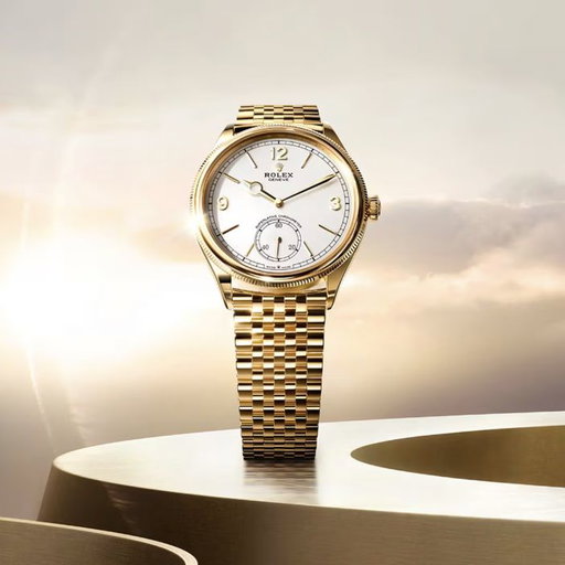 The geometry of elegance. The @Rolex 1908 in 18ct yellow gold featuring an intense white dial and fitted with the Settimo bracelet, created exclusively for the 1908. Refined, supple and comfortable, this bracelet composed of rows of seven very small links is entirely polished, producing a sparkle of reflected light.

#Rolex #Perpetual1908 #OfficialRolexRetailer #RoyaldeVersailles #RdV