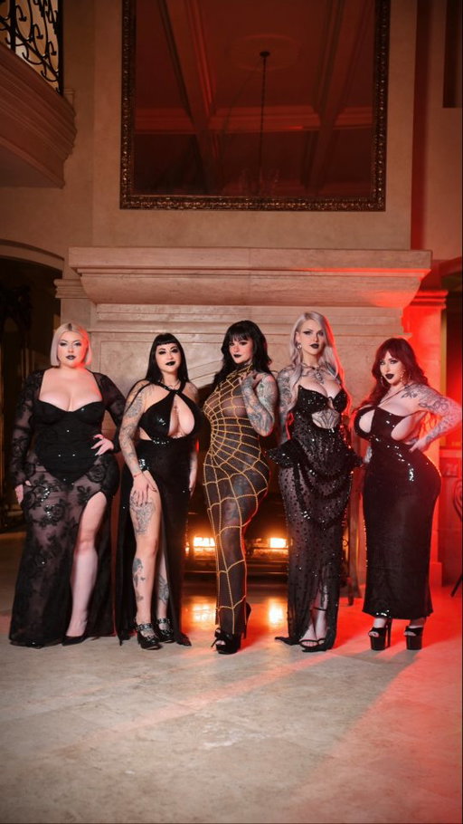 Who's dress is your favourite? 🖤

@mysticbeinggg 
@saffronxxrose
@itsheidilavon 
@ms_spookykins
@ghouliettemichelle