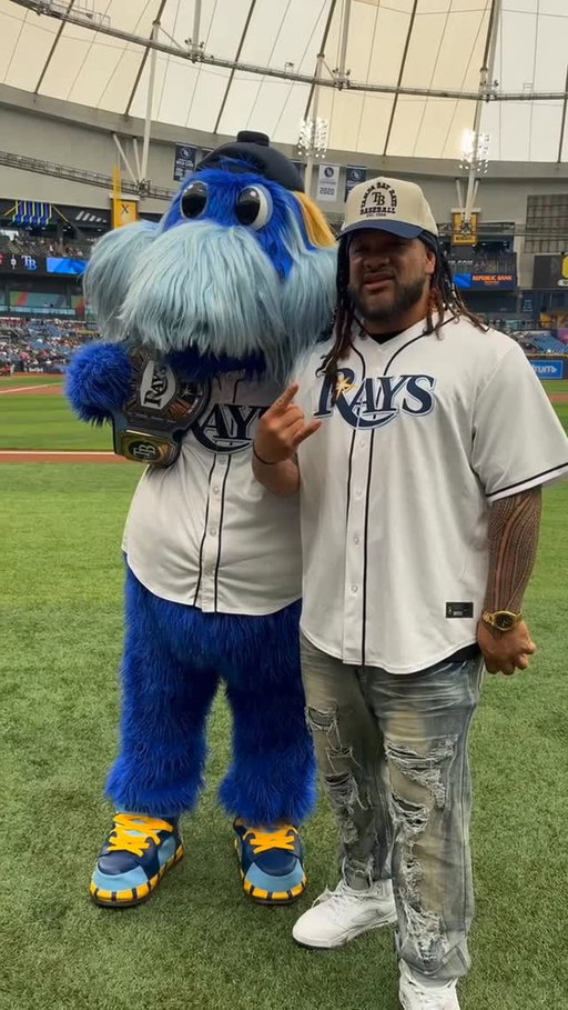 Jacob Fatu spending some time with the Tampa Bay Rays mascot Raymond! 🙌