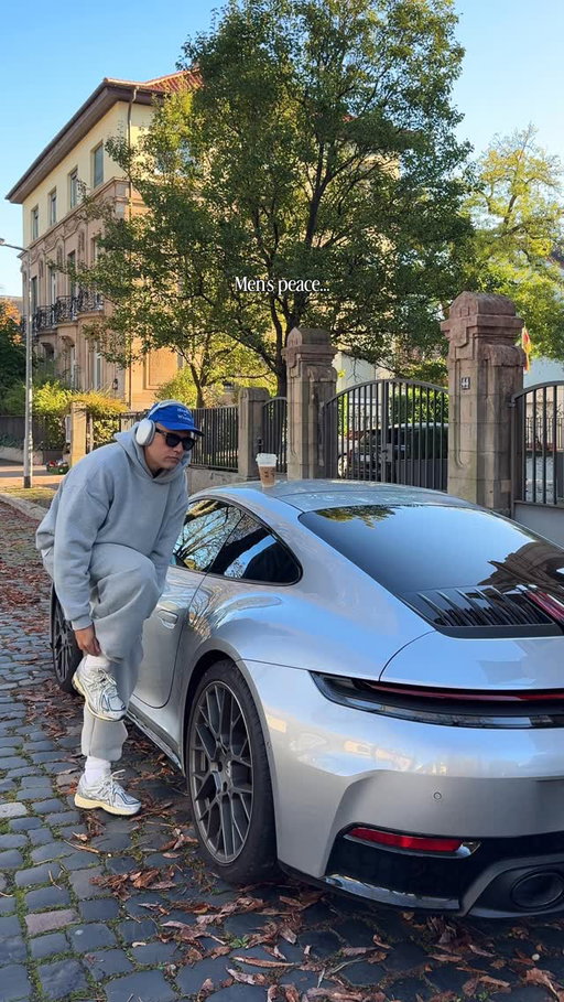 Grey & silver 
.
.
.
.
#menswear #porsche #porsche911 #streetstyle #streetwear