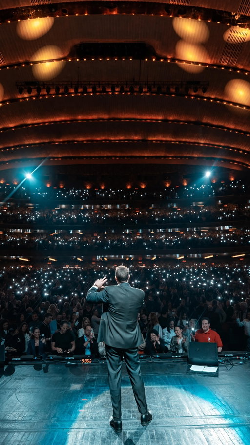 So incredibly honored and grateful to everyone who came out to TWO sold-out shows at @radiocitymusichall. Singing Hatikvah with over 6,000 people in one of NYC’s most iconic venues is something I’ll never forget. You could feel the Moshiach Energy in the room. More tour dates dropping next week — check out ModiLive.com for details.
