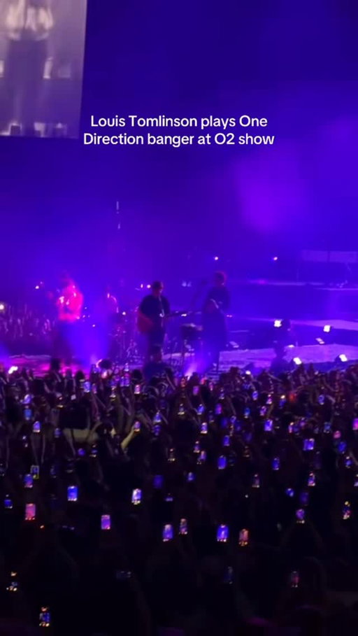 Louis Tomlinson played a classic One Direction song tonight at the O2 (😭😭😭😭😭)