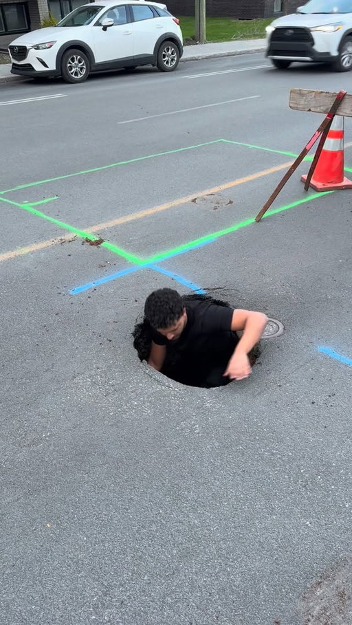 “Ce nid-de-poule a besoin d’un nom… on l’appelle comment ? 👇

This pothole needs a name… what should we call it? 👇

#montreal #quebec #laval #longueil #newyork