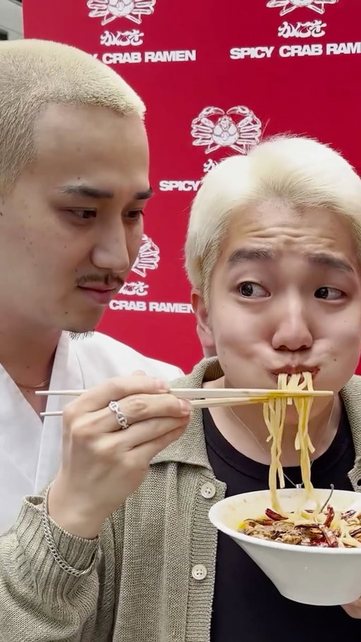 Street Spicy ramen challenge🌶️🔥
Challenged by @hikenmasuda 

It might be your turn next..😏↓↓

📍かにを
〒111-0032
東京都台東区浅草2丁目22-8 田中ビル 1,2階

🦀営業時間
開店 午前11:30 〜 閉店 午後9:00🌶️

📍Kaniwo
〒111-0032
1F, 2-22-8 Asakusa, Taito-ku, Tokyo, Japan

🦀Open 11:30 A.M. 〜 Close 9:00 P.M.🌶️

ARE YOU READY？

#asakusa #ramen #halal #spicy #激辛