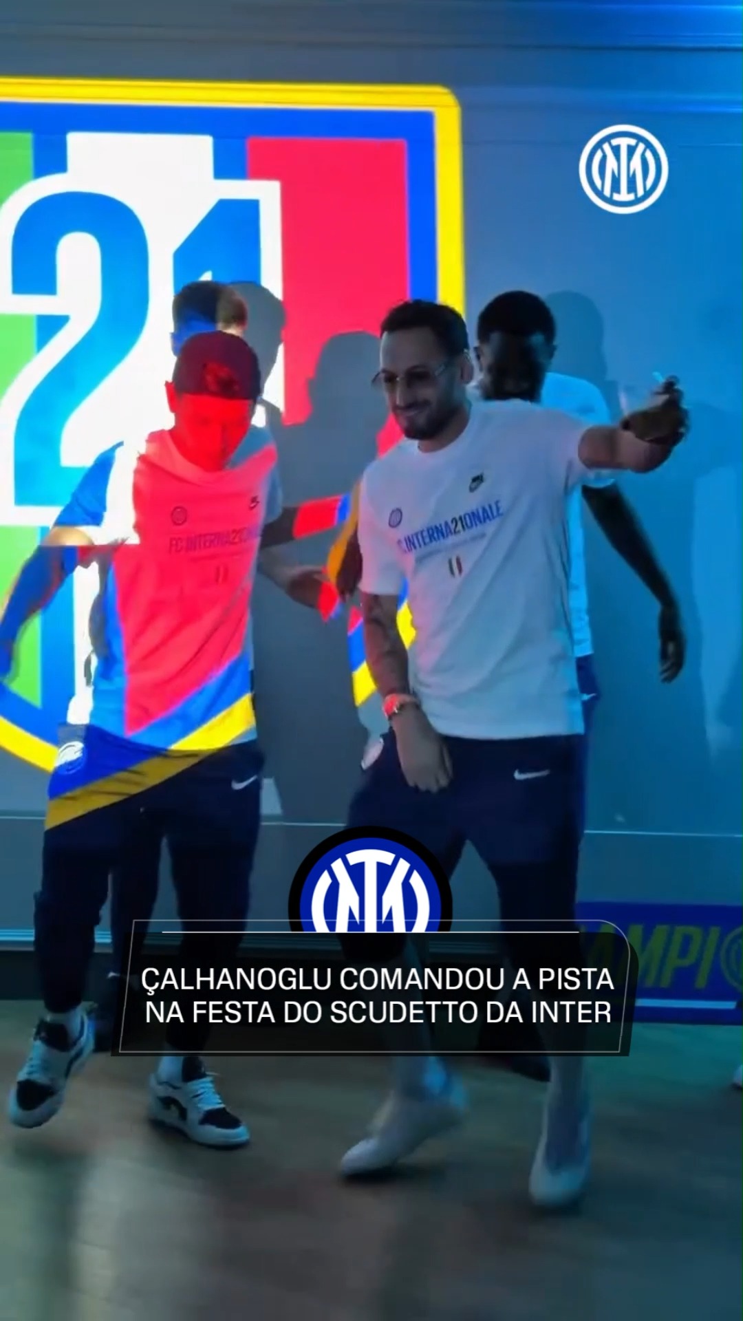 E o Hakan Çalhanoğlu estava como? 😂

Ao som de Michael Jackson, o meio-campista comemorou muito o scudetto da Inter de Milão. 🕺🏆 Este é o segundo título italiano que o turco conquista com a Inter. 🇮🇹✨

🎥: Instagram/inter

Assista ao Campeonato Italiano pela ESPN no Plano Premium do #DisneyPlus

#FutebolNaESPN #ItalianoNaESPN