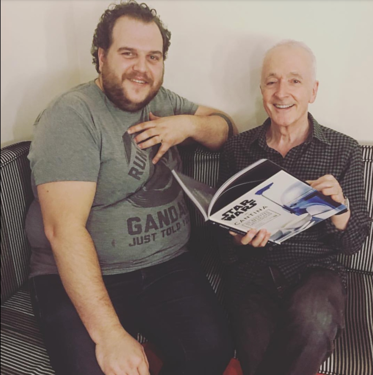 Happy @starwars Day ! Star Wars est une saga qui vit dans mon coeur depuis l’enfance, comme beaucoup d’entre vous ! 
Dans ma carrière, ça a aussi été le privilège de créer Le livre de cuisine officiel Star Wars Cantina, toujours dispo chez @hachetteheroes ! 
1/ Mon cosplay Thibaud The Hutt et le légendaire Anthony Daniels ! 
2/ avec @thegiancarloesposito , avant qu’il ne devienne le moff Gideon - l’un des mecs les plus classes du monde.
3/ La couv du livre
4/ Un plat venu de Jakku avec ce bon BB-8
5/ DL-44 et ragout
📷 du livre :  @guillaumeczerw !
Et vous c’est quoi votre plus grand souvenir Star Wars ?
#maythe4th