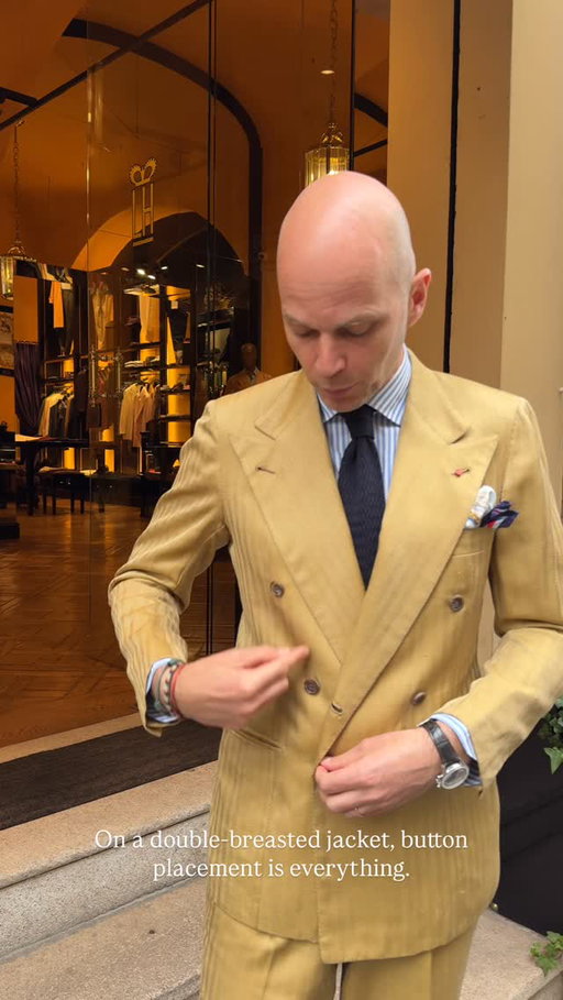 Guys, the day’s done—but before we switch off, here’s something you really want to remember.

On a double-breasted jacket, button placement is everything. Whether you fasten the middle button or the lower one, the last button must always align with the pocket—or sit no more than a centimeter below. That’s where balance lives.

Proportion is not a detail, it’s the whole game. And please—don’t let me see jackets with the bottom button dropping too low… that’s where the trousers begin. It breaks the line, and it’s simply wrong.

Good evening, gentlemen.

@rubinacci_official The Art of Tailoring 🪡 

#menswear #tailoring #doublebreasted #sprezzatura #stylematters italianstyle bespoke elegance mensfashion lucarubinacci