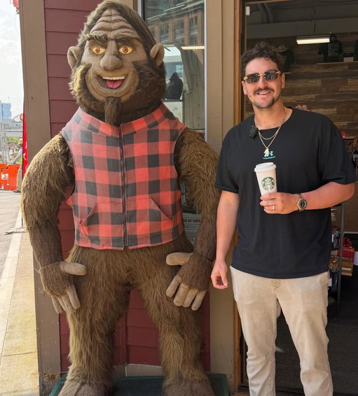 Successful west coast road trip. Made a new friend and of course had to get #BeanedUp at @Starbucks in Seattle ☕️ #StarbucksCreator