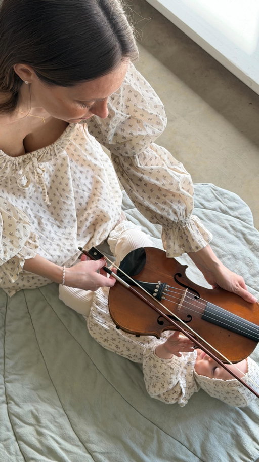 Šodien īpaša pateicība par mīļo Latviju un iespēju mūsu bērnus mīlēt brīvā zemē🤍🇱🇻

🎶 Latviešu tautas šūpuļdziesma “Aijā žūžū”🎻
