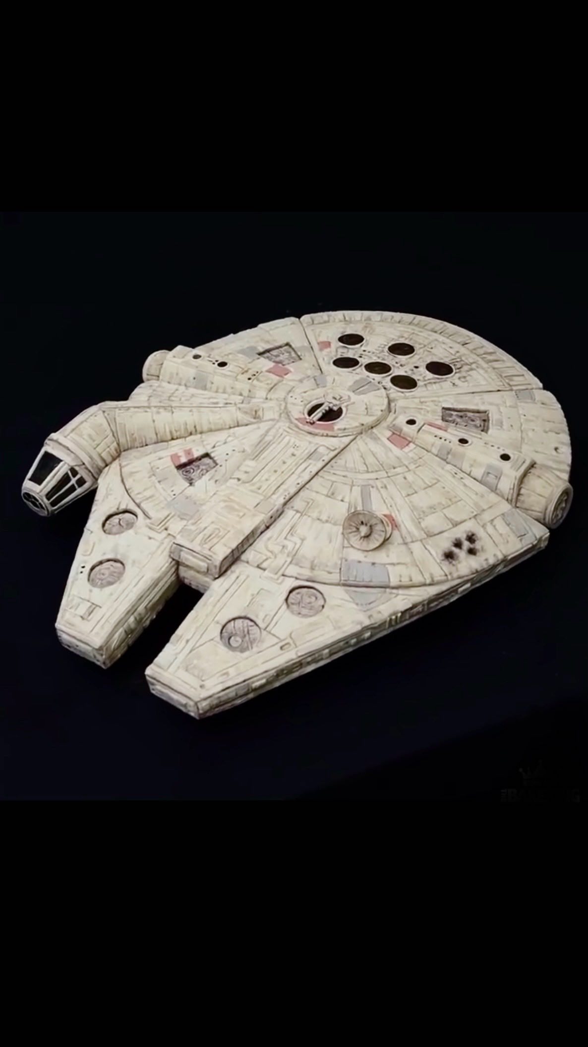 Millennium Falcon CAKE 🍰 to celebrate May 4th! Happy Star Wars day everyone!!