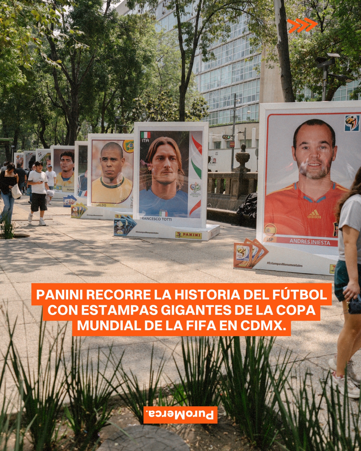 ¿Qué opinas sobre esta exhibición de Panini? ¿Irías a visitarla? 👀

Panini llevó la nostalgia mundialista a Paseo de la Reforma con ‘Estampas Monumentales’, una exhibición que reúne 15 cromos gigantes inspirados en distintas ediciones de la Copa del Mundo… ⚽🖼️

El recorrido empieza con figuras históricas como Pelé en México 70 y Franz Beckenbauer en Alemania 74, y después avanza con nombres como Diego Maradona, Hugo Sánchez, Zinedine Zidane, Ronaldo Nazario, Lionel Messi y Cristiano Ronaldo. 🌎🏆

Ubicada cerca de la Estela de Luz y Torre Mayor, la exhibición conecta con generaciones que crecieron llenando álbumes, intercambiando estampas y buscando al jugador que les faltaba. Ahora, esas imágenes salen del álbum y llegan directo a Reforma. 🛣️

Cada estampa mide tres metros de altura y funciona como una línea del tiempo que recorre distintas etapas del fútbol mundial. La instalación estará disponible en CDMX hasta el 31 de mayo. 🧩🚏

La iniciativa forma parte del ambiente previo rumbo a 2026 y vuelve a poner sobre la mesa la relación entre Panini, el coleccionismo y la cultura futbolera. ¿Qué te parece? 🎟️👟

📸: @Panini_Mx

#PuroMerca 🧡