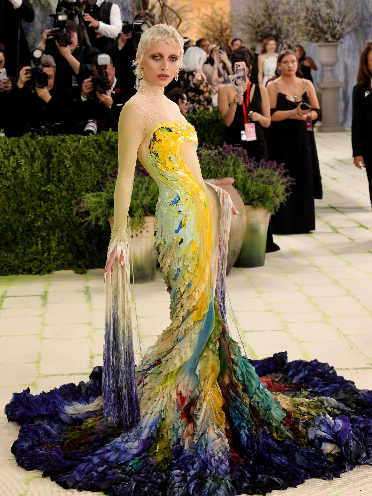 And so it begins! ✨ Emma Chamberlain is among the first to arrive on the 2026 #MetGala red carpet and looks STUNNING. 

Photos: Getty
Video: @seventeen