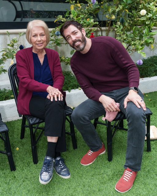 Special delivery! 💐 Drew and Jonathan’s Mother’s Day gift guide is finally here, and it’s full of ideas to let the mom, mom-to-be, or special mother-like figure in your life feel loved and cherished. Get the full list at the link in bio!