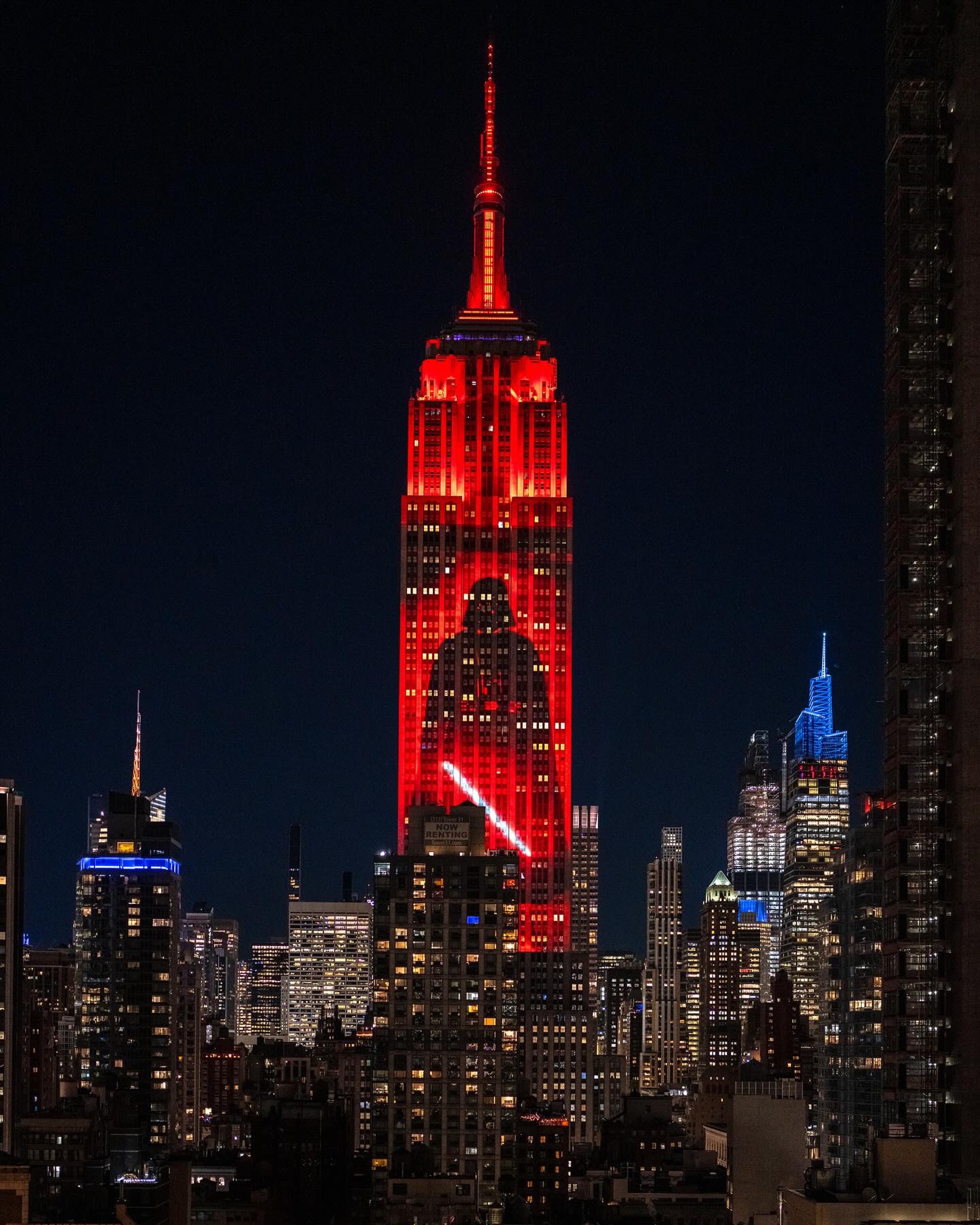 May the 4th be with you!

Flashback to our Star Wars takeover — a dynamic light show featuring fan-favorite scenes of Star Wars villains on the building's south side façade, synched to the iconic "The Imperial March (Darth Vader's Theme)."

📷: @craigsbeds