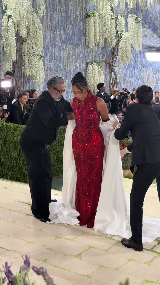 THE DRAMA!!!! @naomiosaka gave the #MetGala carpet the moment we were all waiting for!!!!

Videos: Cosmopolitan