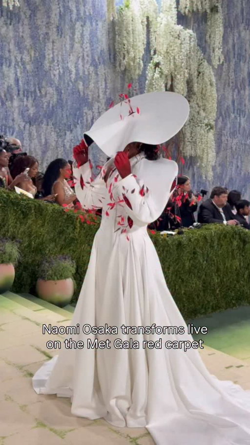 #NaomiOsaka just shut down the Met Gala red carpet in custom @robertwun. The tennis and fashion icon is showing us exactly how it’s done, giving us a true red carpet performance. 

📷: @graciefarquhar / TZR