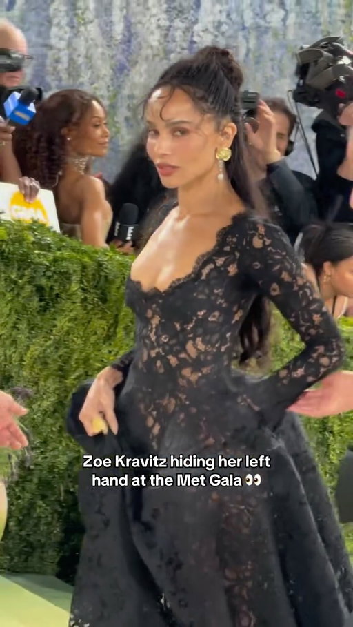 #ZoeKravitz conveniently hiding her left hand in her dress pocket at the Met Gala. 👀

Video: @graciefarquhar/Bustle