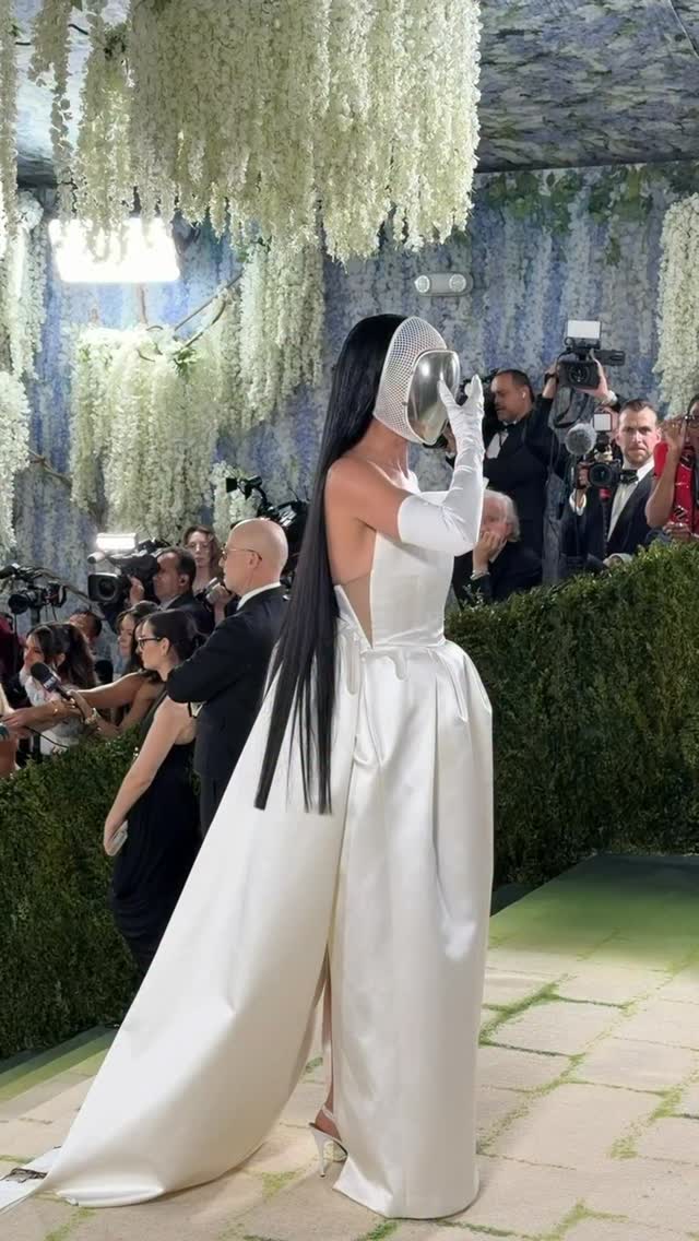 #KatyPerry face reveal on the #MetGala red carpet 🎭