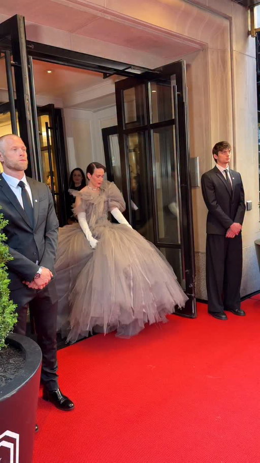 @mssarahcatharinepaulson exits @themarkhotelny and makes her way to the 2026 Met Gala. 

Video: @hey_imlara