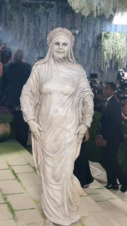 Only Heidi Klum would show up to the #MetGala as a literal statue…and you know what, why not?!

Video: Cosmopolitan