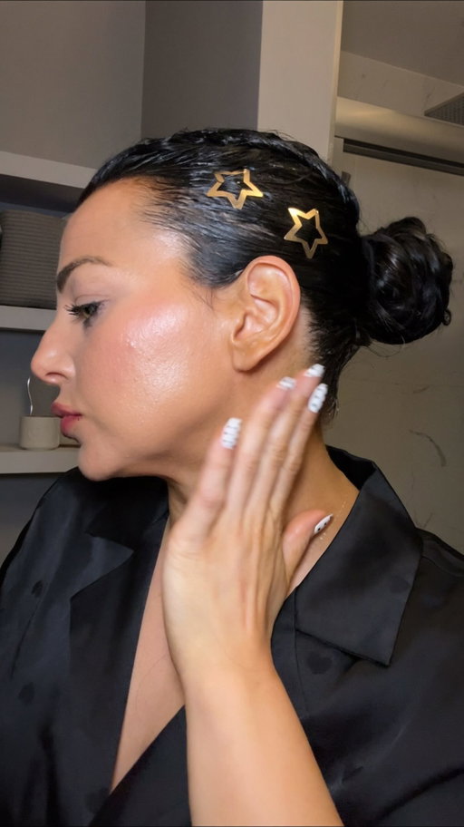 Sweat and heat approved! 👏 it was a hot one on race day… and this makeup stayed put for a whole half marathon @bmovanmarathon!

products below:
@rhode Glazing Skin Milk
@tatcha Dewy Skin Cream 
@kiehlscanada Beyond Sunscreen UV Serum Lotion
@rarebeauty Flexible Lifting Eyebrow Gel 
@maybelline Super Stay 24hr Skin Tint 
@lauramercier Real Flawless Weightless Perfecting Serum Concealer 
@patricktabeauty Major Headlines Double Take Cream and Powder Blush Duo
@hudabeauty Easy Bake Pressed Powder
@sacheubeauty STAY-N Peel Off Lip Stain
@maccosmeticscanada MACstack Mascara Waterproof
@lorealparis Infalliable Pro 3 Second Setting Mist 
@supergoop Glow Gloss Balm SPF40

@joicocanada Curls Like Us Smooth & Bounce Curl Hydrating Foam 
@got2busa Ultra Glued Gel 

#raceday #makeuproutine #racedaystyle #racedayready #runninggirls
