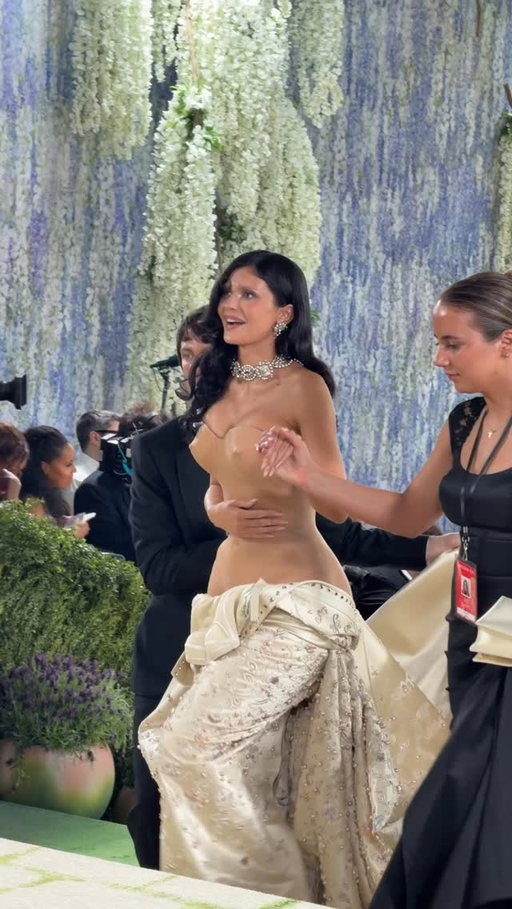 Make way for @kyliejenner in @schiaparelli! The reality star and entrepreneur arrives to the #MetGala—with a bit of help.