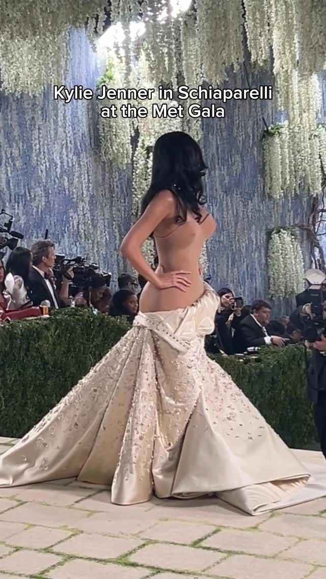 @kyliejenner arrives at the 2026 Met Gala. 🖤✨ 

Video: Hypebeast