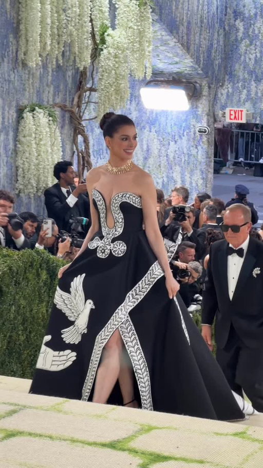 @annehathaway arrives at the #MetGala with @michealkors on her arm—in a look that’s sure to be Miranda Priestly-approved.
