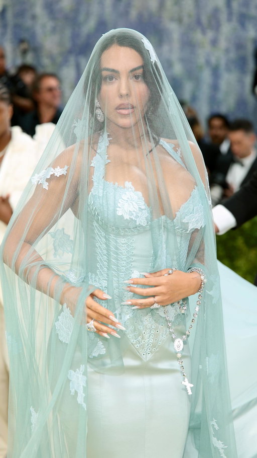 #GeorginaRodríguez is a vision in teal on the #MetGala red carpet 🩵

Photo: Getty Images 
Makeup: @patrickta @patricktabeauty 
Skin: @patrickta @biodance_official 
Hair: @glencocoforhair @nexxushaircare 
Hair Assistant: @debrarenae