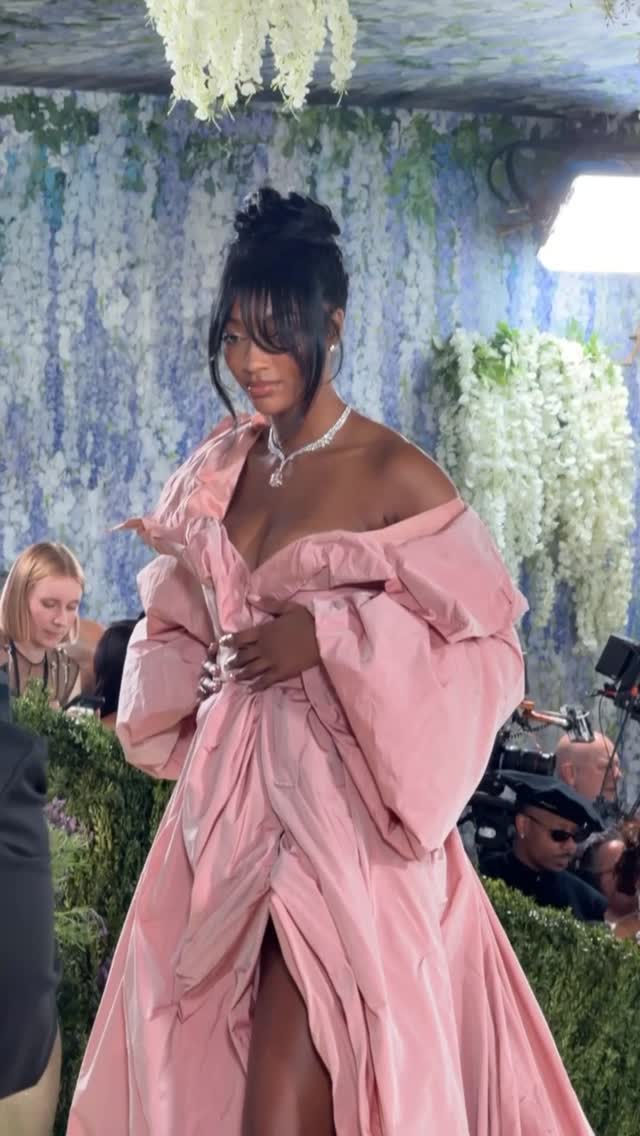 The Bayou Barbie is here 😍 From the basketball court and the runway, and now to the Met Gala, Angel Reese makes her arrival wearing a pink gown, of course.