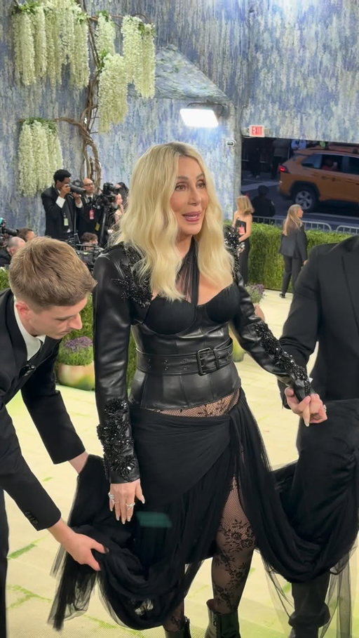 MOTHER MOTHER MOTHER!!! #Cher has arrived at the 2026 #MetGala. 🖤

Video: @graciefarquhar/Bustle #MetGala