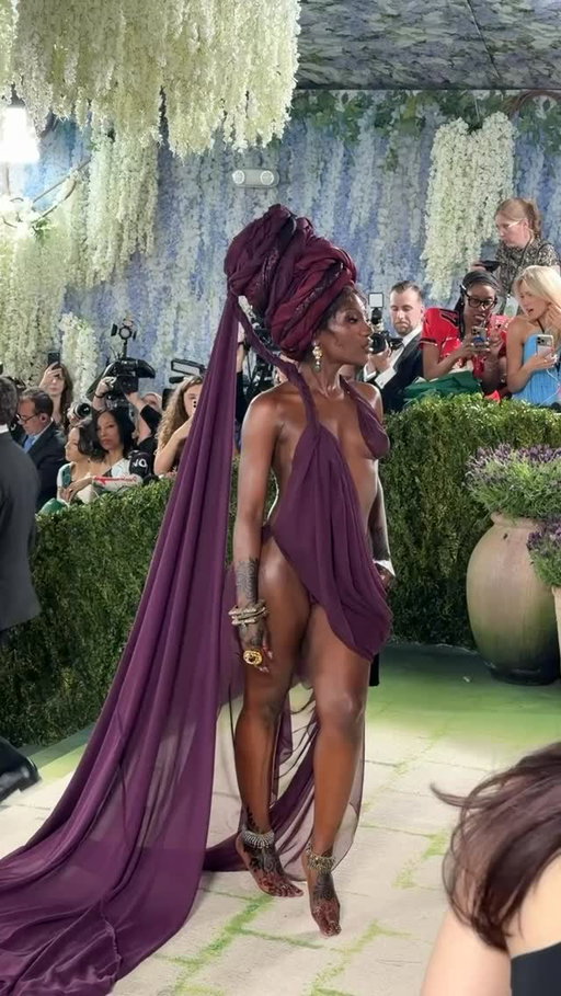 #Doechii stunning on her tip toe-chiis in @marcjacobs at the 2026 #MetGala

Revisit our interview with the former Cut cover star at the link in bio 🤍

Video: @luciatonelli