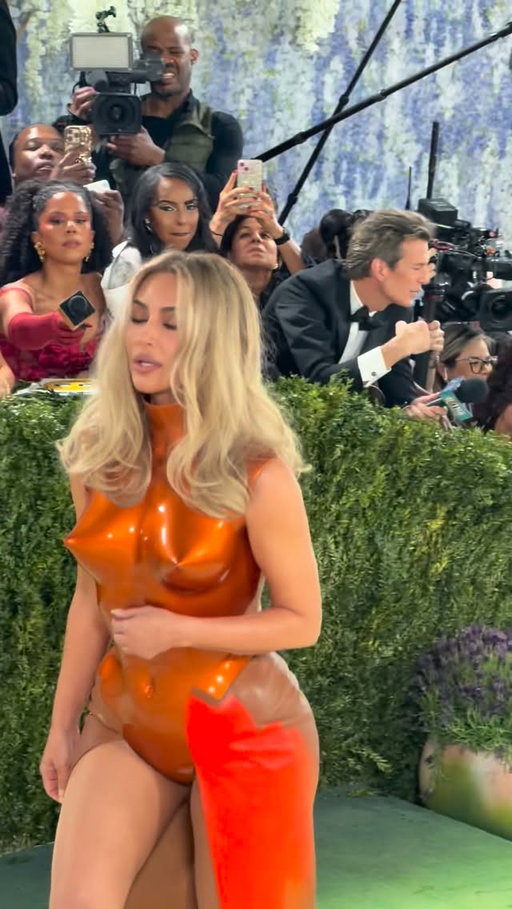 @kimkardashian and @krisjenner have arrived at the 2026 #MetGala

Video: Cosmopolitan