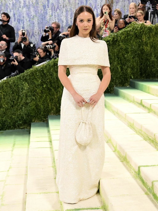 Laufey looks like a work of art in a custom dress that picks up on the curves of the cello, her favorite instrument. The “Madwoman” singer’s dress is done in embossed sequins and a mini cape layered with delicate glass beads and petal-shaped sequins. #MetGala #ToryBurch