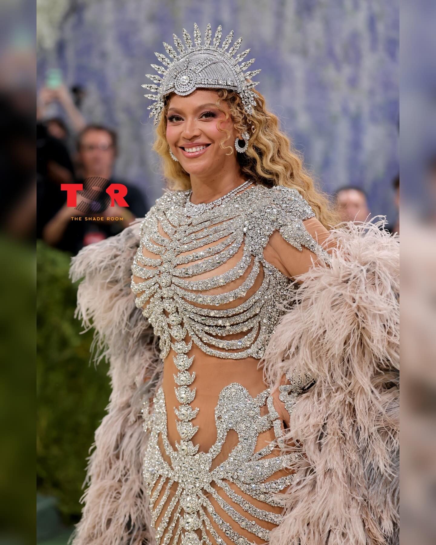 #TSRMetGala: The moment ya’ll have been waiting for is here! #Beyonce has arrived at the Met Gala draped in diamonds 😮‍💨💎 SWIPE✍🏾#TSRStaffAS 📷:(@gettyimages)

This year’s theme is “Costume Art” and the dress code is “Fashion Is Art.”