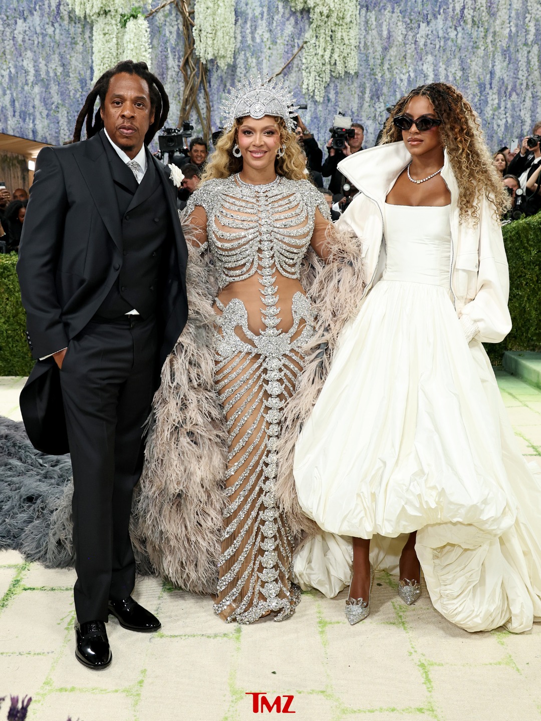 Jay-Z, Beyoncé and Blue Ivy Carter attend the 2026 Met Gala in New York City 🖤

📸: Getty