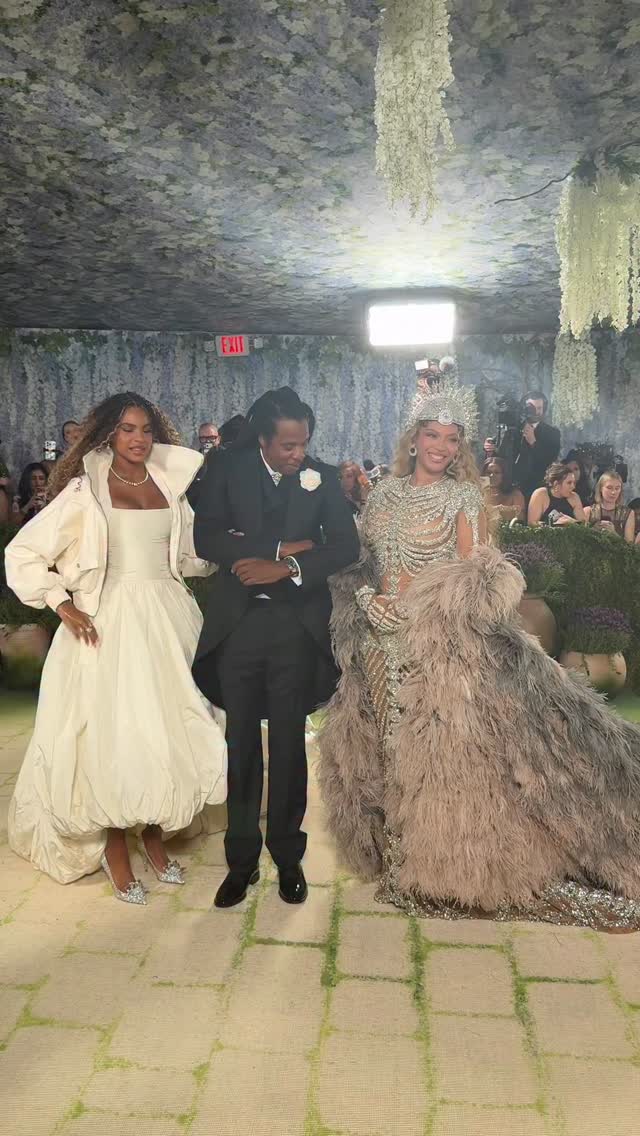 A FAMILY AFFAIR!!!! @beyonce, @jayz, and Blue Ivy (who is making her #MetGala debut) have arrived at the 2026 Met Ball!

Video: Cosmopolitan