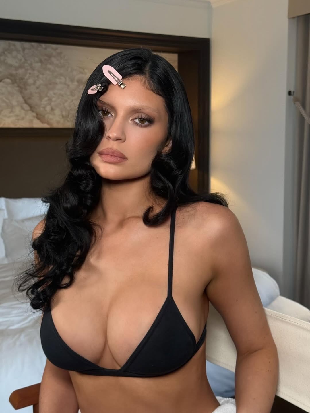 kylie’s met gala glam 🤍 by @makeupbyariel

- cloud balm as lip prep (coming soon!)
- supple glaze hydrating primer (coming soon!) + brush 01
- skin tint blurring elixir in ‘5n’ + brush 03
- power plush concealer ‘4.5wn’ + brush 02
- natural blur brightening powder (coming soon!)
- glow balm in ‘feelings neutral’ + brush 04
- hybrid blush in ‘petal’
- classic matte palette
- kylash black volume mascara
- precision pout lip liner in ‘cool nude’ + ‘chill brown’
- plumping powder matte lip in ‘nude mood’

shop the look now at kyliecosmetics.com and @ultabeauty!
