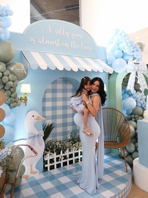 Everything I pictured for this baby shower and more 🥹🪿🩵 this one was a little different than my other 2! More intimate, just the girlie pops, and earlier (both in the day + pregnancy, your girl tiredddd!) haha 

SO grateful for the women who showed up for us, the amazing planning by @sweetandfancyevents and the matcha I can’t stop thinking about 10/10 @matchaluvers.ep 😭 P.s don’t mind the boys they had a boys  golf day 😂⛳️