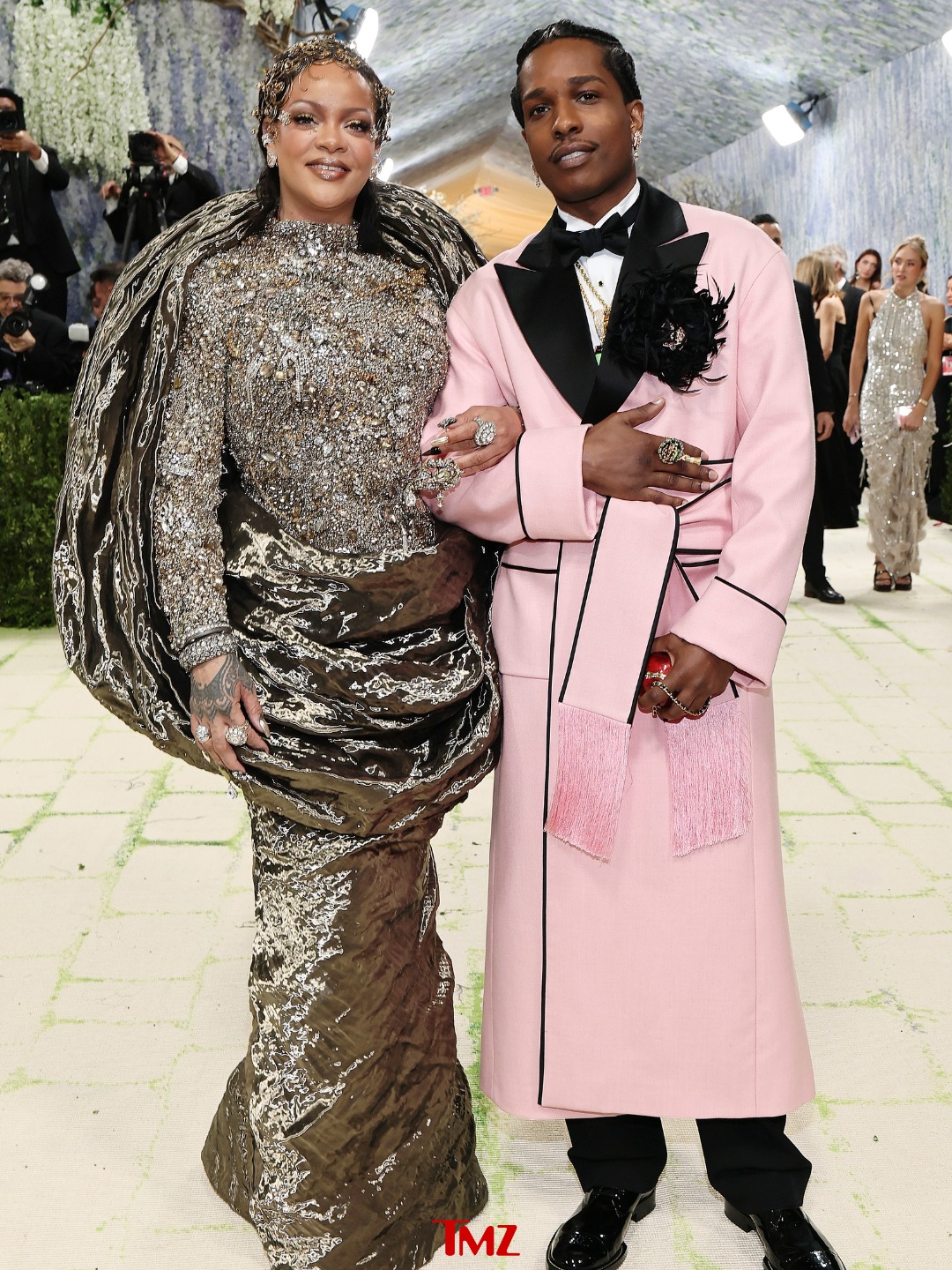 Rihanna and A$AP Rocky stun on the carpet at the 2026 Met Gala in custom Maison Margiela ✨

📸: Getty