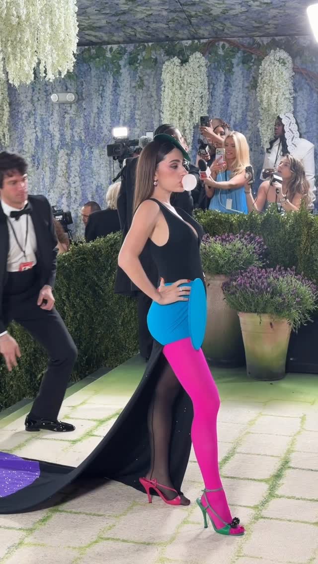 Fashion is (performance) art. 🫧 @treaclychild blows bubbles in custom @marcjacobs on the #MetGala red carpet🍬💕

Video by @luciatonelli